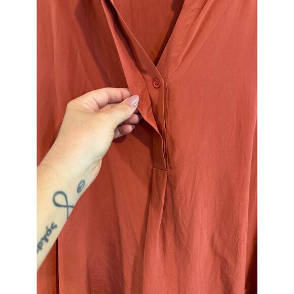 BCBG Maxazria Luxurious100% Silk Blouse Size Medium - Picture 2 of 8